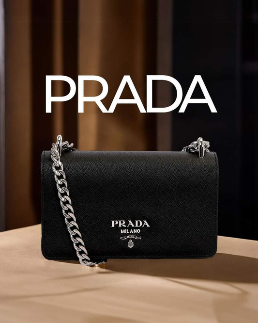 La storia e le curiosità più interessanti sul marchio Prada